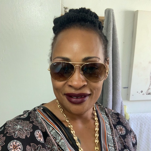 Meet your Posher, Simone - Picture 2 of 4